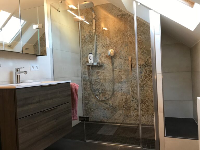 Mehr über den Artikel erfahren Dachgeschoss Bad