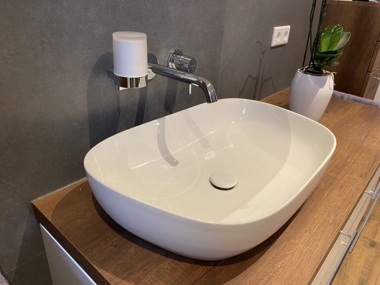 Mehr über den Artikel erfahren Badezimmer mit Holz